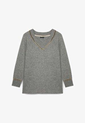 Grå sweater med V-udskæring, gyldne kædeaccenter langs udskæringen og ærmekanterne samt ribbet afslutning og ærmekanter for tekstur.