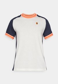 NIKECOURT HERITAGE TOP - Trükipildiga T-särk - sail/dark obsidian