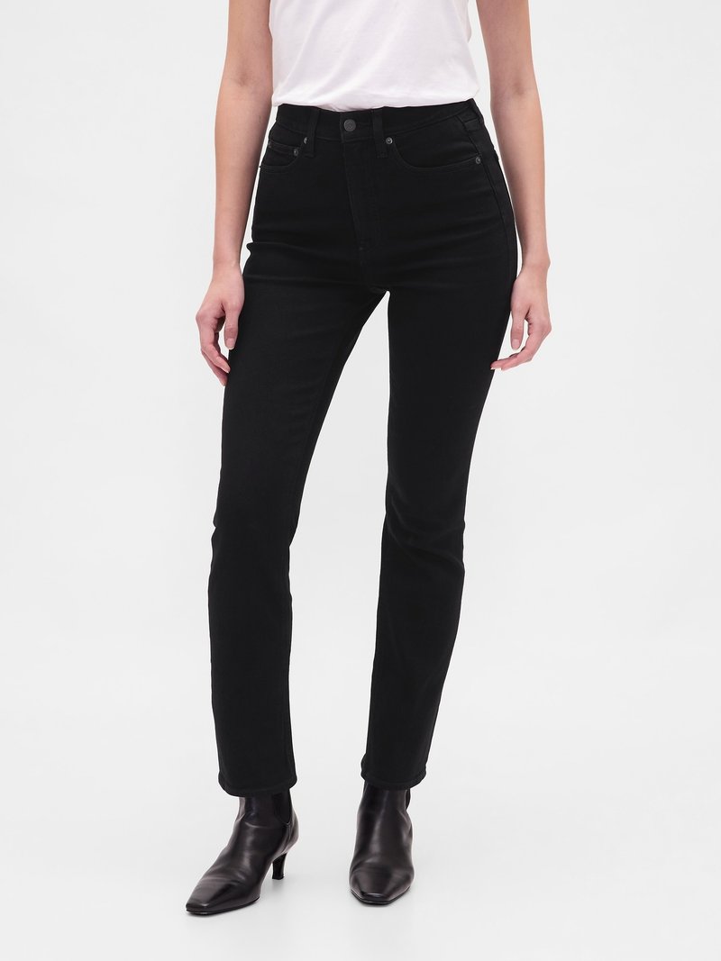 Slim-fit črne jeans hlače z visokim pasom, ki vključujejo sprednje žepke, zadrgo in gumbno zapiranje ter čisto, gladko teksturo.