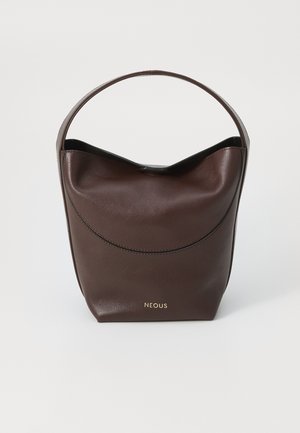 Borsa in pelle marrone con design arrotondato, dotata di manico corto, texture liscia e un sottile logo impresso nella parte inferiore.