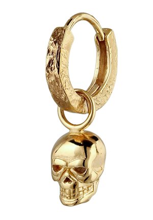 Goldener Creolen-Ohrring mit strukturierter Oberfläche und einem kleinen, polierten Totenkopf-Anhänger, der unter dem Ring hängt.