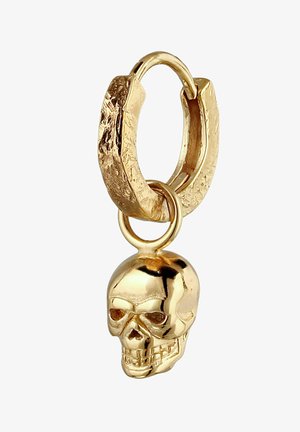 Goldener Creolen-Ohrring mit strukturierter Oberfläche und einem kleinen, polierten Totenkopf-Anhänger, der unter dem Ring hängt.