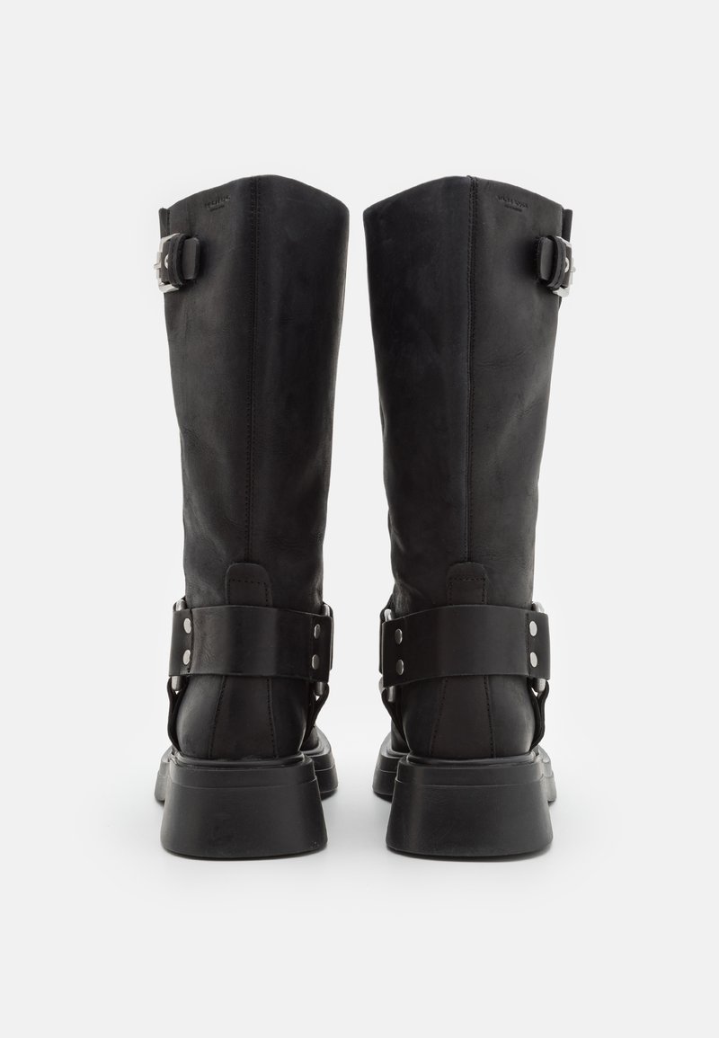 Schwarze kniehohe Stiefel aus Leder mit glatter Oberfläche, runder Zehenpartie, verstellbarem Schnallendetail und robusten schwarzen Gummisohlen.