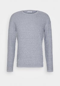 Maglione a maniche lunghe azzurro chiaro con scollatura rotonda, realizzato in tessuto a maglia testurizzata. Presenta un piccolo logo sul lato sinistro inferiore.
