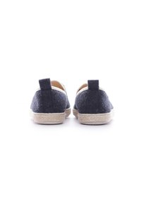 Scarpe slip-on in feltro grigio scuro con suola in iuta intrecciata naturale e linguetta sul retro. I bordi presentano un profilo a contrasto in crema.