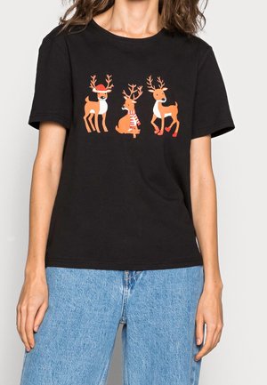 Camiseta de algodón negra con un gráfico de tres renos de dibujos animados en naranja y blanco, uno de los cuales lleva una bufanda roja y un gorro festivo.
