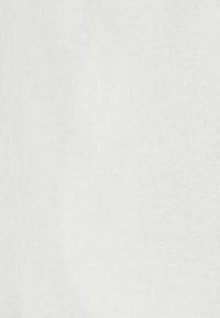 Witte katoenstof met een gladde, licht gestructureerde afwerking, met minimale zichtbare stiksels en geen patronen of hardwaredetails.