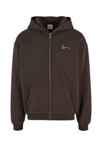 Sudadera con cremallera de color marrón oscuro, hecha de una suave mezcla de algodón, que cuenta con un bolsillo frontal, puños acanalados y un pequeño logo blanco en el lado izquierdo del pecho.