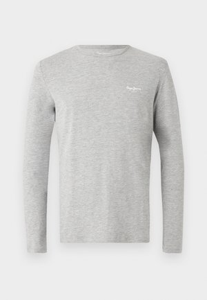 Jasnoszara koszulka z długim rękawem i okrągłym dekoltem z małym białym logo "Pepe Jeans London" po lewej stronie klatki piersiowej.