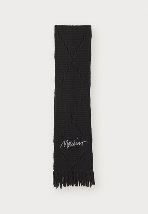 Čierny pletený šál s diamantovým vzorom, zakončený strapcami; na jednej strane má vyšitý biely logo "Moschino".