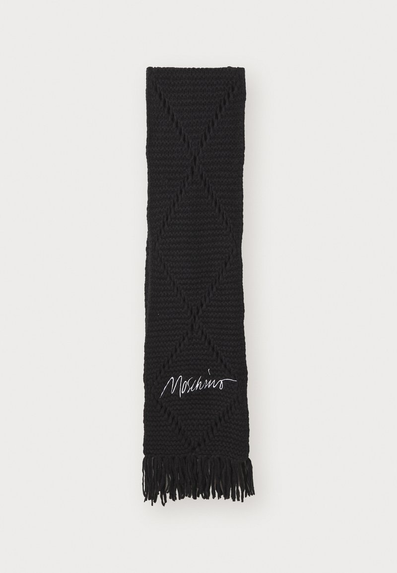 Črna pletena šal s diamantnim vzorcem, končan z resicami; na eni strani ima vbodeno belo "Moschino" logo.