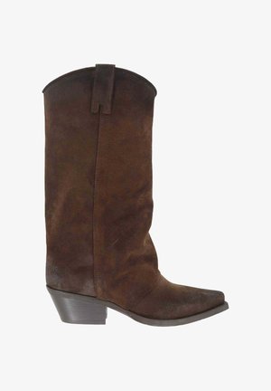 Stivale da cowboy in suede marrone con punta affusolata, gambale alto e tacco a blocco leggermente rialzato. Presenta una finitura leggermente texturizzata.