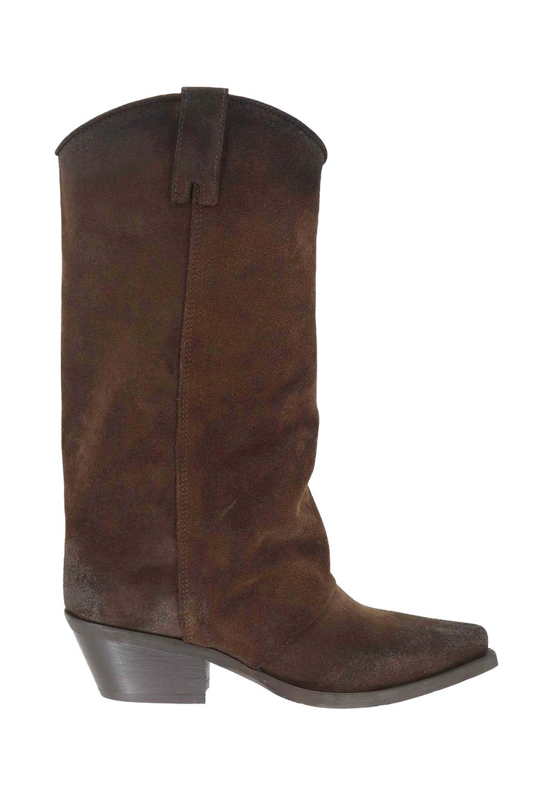 Stivale da cowboy in suede marrone con punta affusolata, gambale alto e tacco a blocco leggermente rialzato. Presenta una finitura leggermente texturizzata.