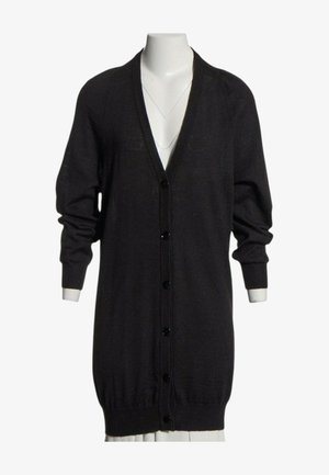 Langer schwarzer, geknöpfter Cardigan mit gerippten Bündchen und Saum, angezeigt an einem weißen Schaufensterpuppentorso.