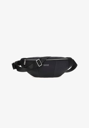 Schwarze Fanny Pack aus Kunstleder mit geschwungenem Design, ausgestattet mit einem silbernen Reißverschluss, verstellbarem Riemen und einem eingeprägten Logo auf der Vorderseite.