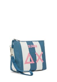 Borsa in tela con zip, a strisce blu e bianche, caratterizzata da motivi ricamati in rosa e una tracolla staccabile per il trasporto.