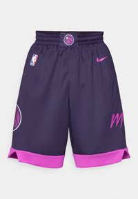 Μωβ μπάσκετ σορτς με ροζ ζώνη και περιθώριο. Διαθέτει ροζ λογότυπο Nike και λογότυπο NBA στην αριστερή πλευρά.