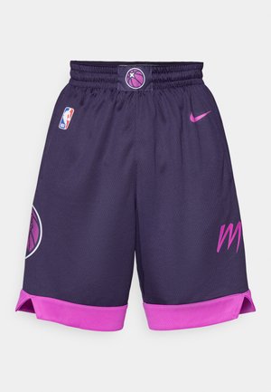Violet basketbola šorti ar rozā jostu un apdari. Iespējas: rozā Nike logo un NBA logo kreisajā pusē.