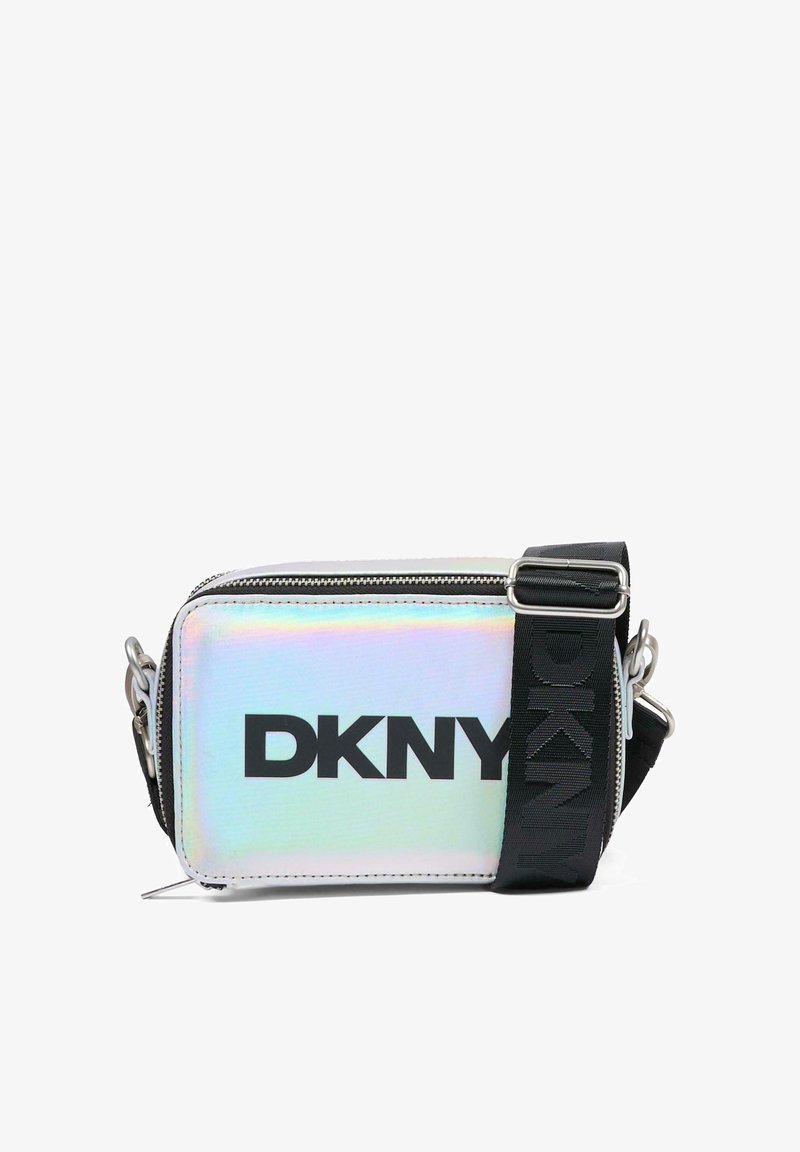Sac bandoulière holographique DKNY avec logo noir, ferrures argentées et une sangle réglable. Forme rectangulaire avec fermeture éclair.