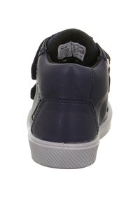 Scarpa alta in pelle blu navy con cinturini in velcro, retro testurizzato e suola in gomma bianca con scanalature orizzontali.