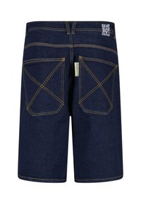 Shorts en denim foncé avec deux poches arrière doublées, des accents de couture jaune et une étiquette "homeboy" sur la ceinture.