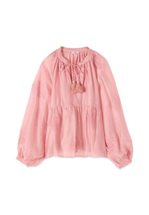 Blouse rose à manches longues, coupe ample, détails brodés, taille froncée, col rond avec lien et pompons, et poignets élastiques.