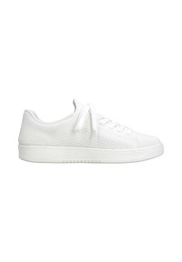 Weiße Sneaker mit einem Obermaterial aus Mesh, flachen Schnürsenkeln und einer strukturierten Gummisohle. Glatte Oberfläche, minimalistisches Design und keine sichtbaren Logos.