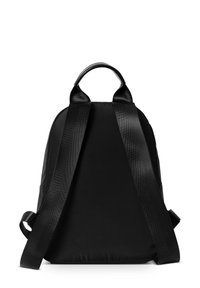 Zwarte stoffen rugzak met een gladde textuur, ronde vorm, brede straps en een handvat aan de bovenkant. Heeft een minimalistisch ontwerp zonder zichtbare accenten.