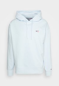 Sudadera con capucha azul claro hecha de algodón suave, con bolsillo frontal, capucha con cordón y un pequeño logo rojo y azul marino en el pecho izquierdo.