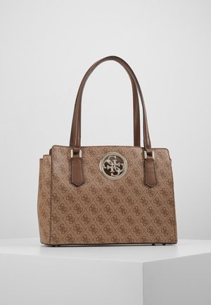 Brązowa torebka w wzory z podwójnymi uchwytami i okrągłym metalowym logo z przodu, eksponowana na białej powierzchni.