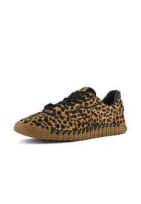 Tenisky s leopardím vzorem v hnědé a černé barvě, se strukturovaným textilním svrškem, gumovou podešví a černými šněrovacími detaily.