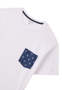 T-shirt bianca in cotone con scollatura rotonda, dotata di una tasca blu navy a contrasto decorata con motivi di palme bianche.