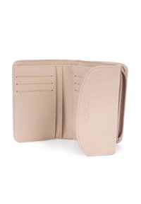 Portafoglio in pelle beige con molteplici scomparti per carte, un compartimento con cerniera, texture liscia e nome del marchio in rilievo sulla parte anteriore.
