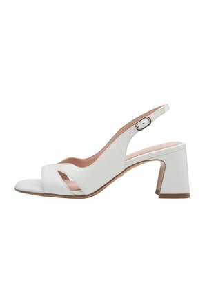 Witte slingback hak met een vierkante neus, voorzien van gekruiste bandjes en een textuurafwerking. De blockhak is roze met een glad oppervlak.