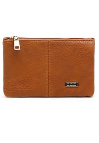 Portafoglio in pelle marrone con una texture a granuli, dotato di una cerniera argento e un accento metallico rettangolare sul fronte.