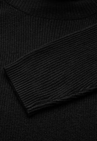 Maglione nero a coste con collo alto e corpo strutturato; il tessuto ha un aspetto morbido e lavorato a maglia con lievi variazioni.