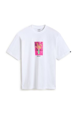 T-shirt en coton blanc avec un motif central représentant un vase vert rempli de fleurs sur un fond rose. Manches courtes et col rond.