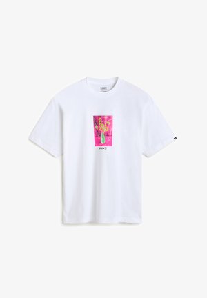 Weißes Baumwoll-T-Shirt mit einem zentralen Grafikdesign eines grünen Vases mit Blumen auf pinkem Hintergrund. Kurze Ärmel und Rundhalsausschnitt.