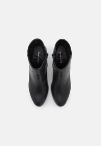 Stivaletti neri in pelle con punta appuntita, cerniere laterali e texture liscia. Design semplice con accenti minimi e vestibilità aderente.