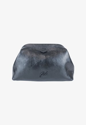 Bustina in pelle nera con patta a bottone e logo "Gabs" in rilievo sul davanti, fotografata su sfondo bianco.