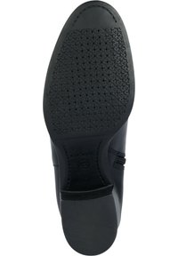 Semelle de chaussure en cuir noir avec surface en caoutchouc texturée. Présente de petites perforations pour la respirabilité, un logo de la marque près du talon et un design élégant.