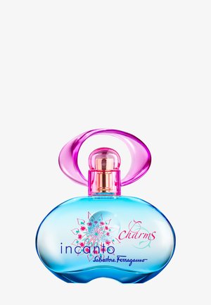 Flacon de parfum ovale teinté de bleu avec un motif floral rose et un bouchon ovale violet, étiqueté "incanto charms Salvatore Ferragamo".