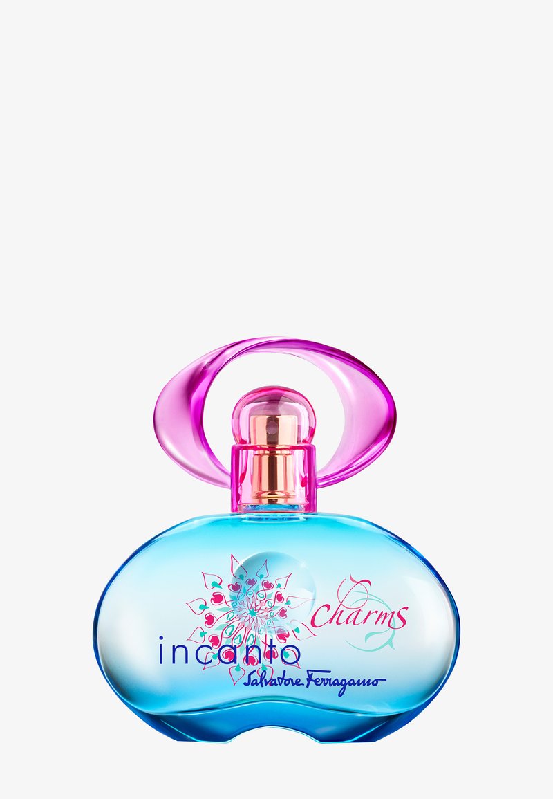 Botella de perfume ovalada con tintes azules, diseño floral rosa y tapa ovalada morada, etiquetada como "incanto charms Salvatore Ferragamo".