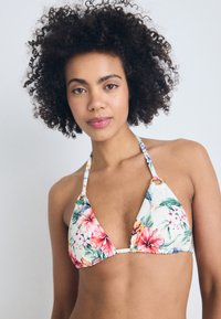 Top bikini con motivo floreale di ibisco e foglie tropicali, forma triangolare, spalline regolabili e dettagli bianchi.