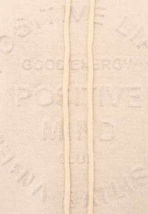 Beige gestrickter Stoff mit erhabenen Buchstaben, die "POSITIVE MIND CLUB" und "GOOD ENERGY" zeigen, teilweise um einen zentralen Kreis sichtbar.