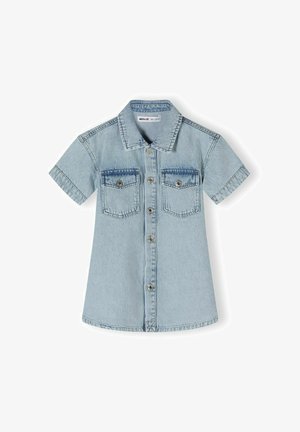 Chemise en denim bleu clair à manches courtes, avec deux poches sur la poitrine, fermeture à boutons et col classique. Présente un délavage usé et des détails cousus.