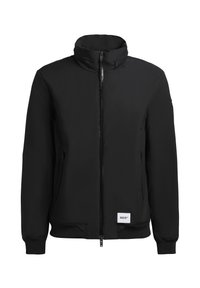 Chaqueta bomber negra con alto cuello, cierre frontal de cremallera, puños elásticos y dos bolsillos laterales. Textura suave y lisa, diseño casual.