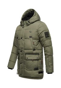 Jachetă puffer verde cu glugă, dintr-un material matlasat, cu accente negre, multiple buzunare și un logo pe piept și pe mânecă.