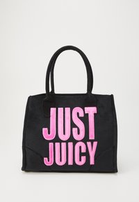 Fekete textil kézi táska merész rózsaszín hímzett "JUST JUICY" felirattal, két rövid fogantyúval és strukturált formával, látható varrási részletekkel.