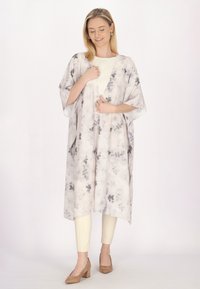 Îmbrăcăminte de tip kimono dintr-un material ușor, texturat. Prezintă un model floral acvatice în nuanțe de gri și alb, cu mâneci late.
